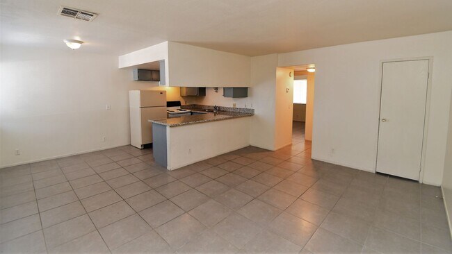 Foto del edificio - 2 Bed Apartment - NO PETS - 303 EASTMINIST...
