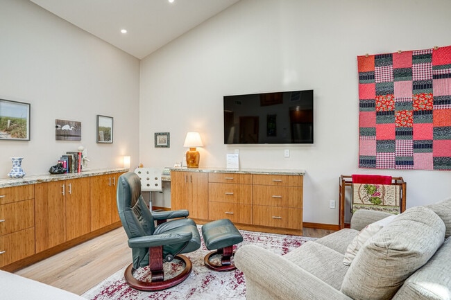 Building Photo - 2822 Van Buren St