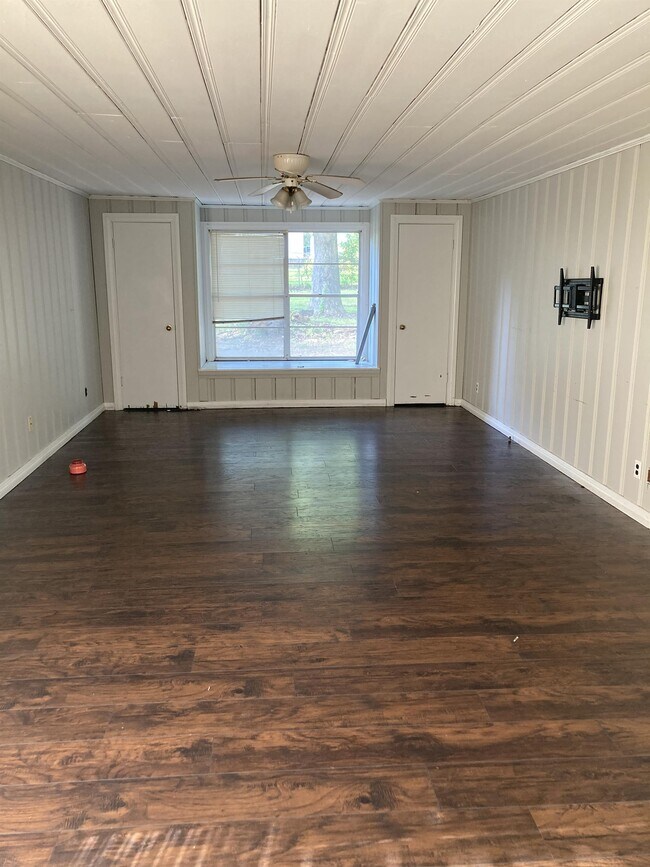 Building Photo - 412 Parkway Dr N