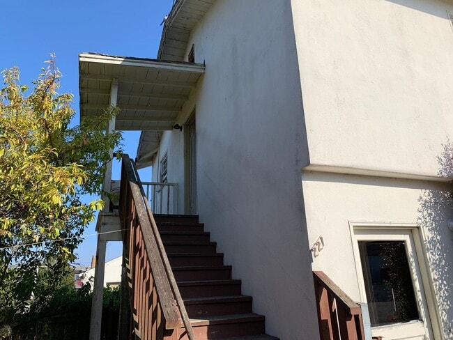 Foto del edificio - Great 2 bedroom upstairs standalone unit with garage