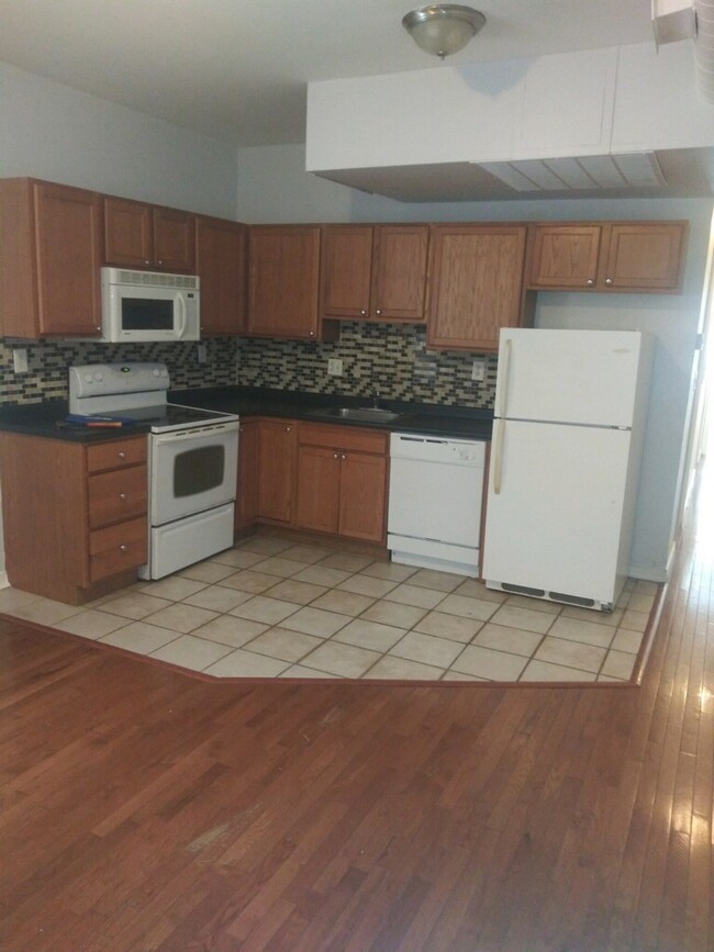 Building Photo - 1424 W Girard Ave