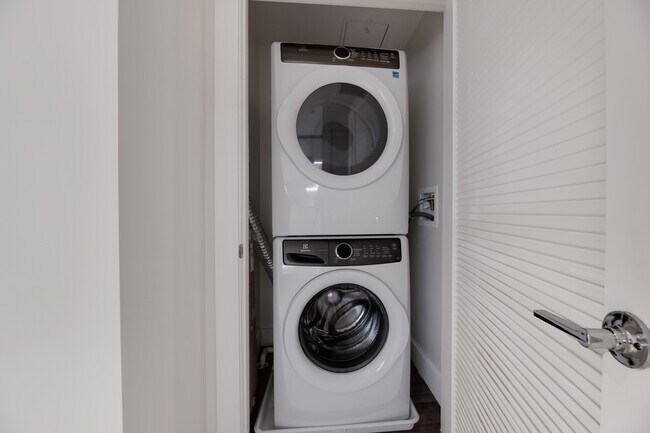 Building Photo - 1 Bed / 1 Bath available now at 1745 N St ...