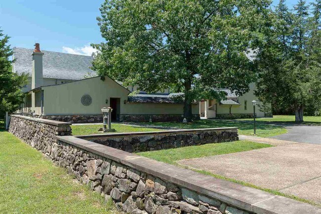 Building Photo - 3114 Barracks Rd