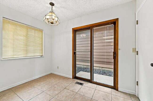 Foto del edificio - $2,395.95 - 2 Bed, 2.5 Bath Garden Unit in Aurora with Central AC and In Unit Laundry!
