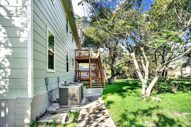 Building Photo - 207 Oakwood Loop