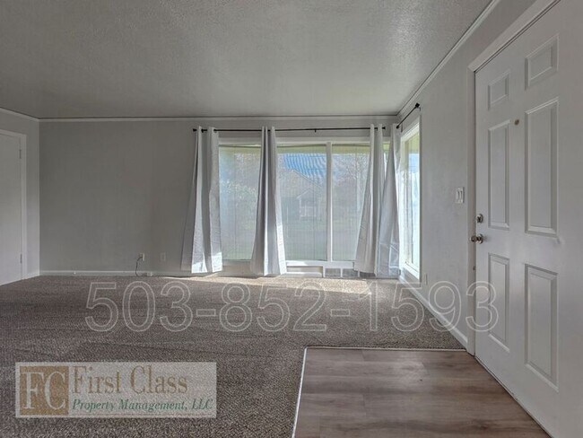 Photo - 5325 SE Reedway St Apartment