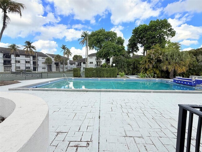 Foto del edificio - 7140 NW 179th St