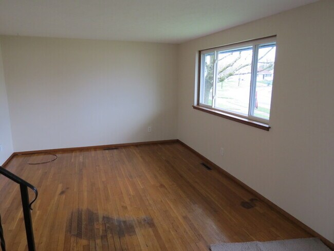 Building Photo - 895 Maurine Dr