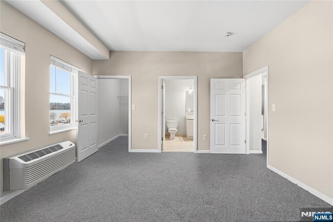 Building Photo - 905 River Rd