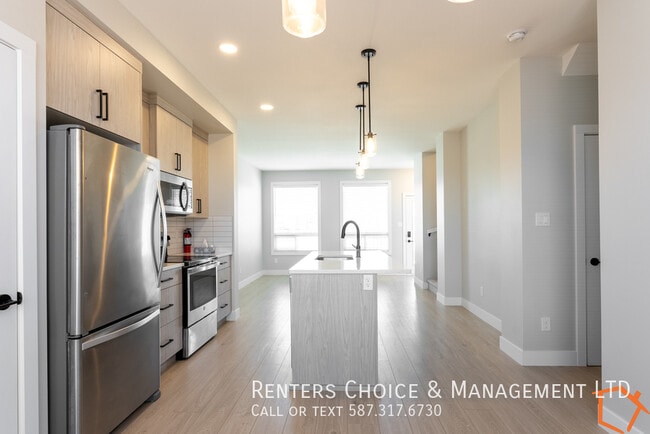 Photo du bâtiment - Newer Home w/ Higher-end Finishings, Low-M...