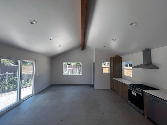 Building Photo - 232 W Elmwood Ave