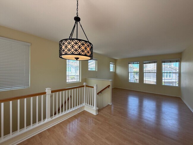 Foto del edificio - Comfortable 2BD/2BA Townhome in Carmel Mountain Ranch with Community Pool, Attached Garage & In-U...
