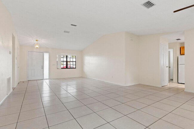 Foto del edificio - Available now!