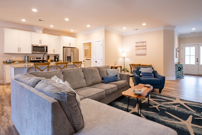 Foto del edificio - FURNISHED OFF-SEASON MONTHLY RENTAL-STARTI...