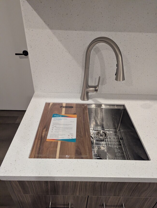 Foto del edificio - 210 E Main St