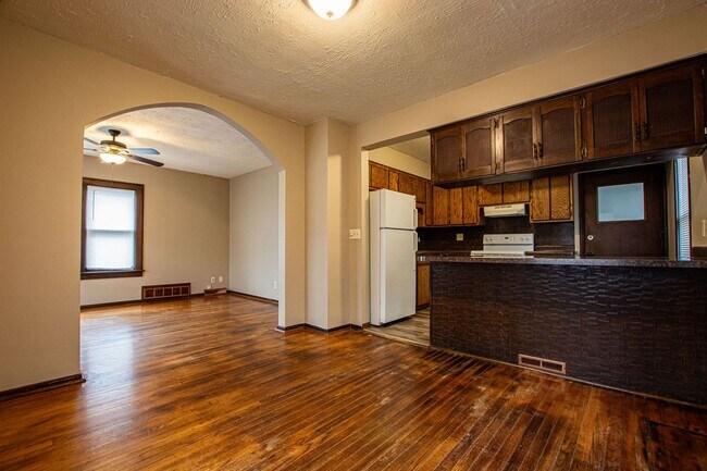Building Photo - 3 Bedroom / 1 Bath Home in Council Bluffs!