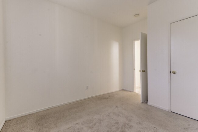 Foto del edificio - 9392 Lakepoint Dr
