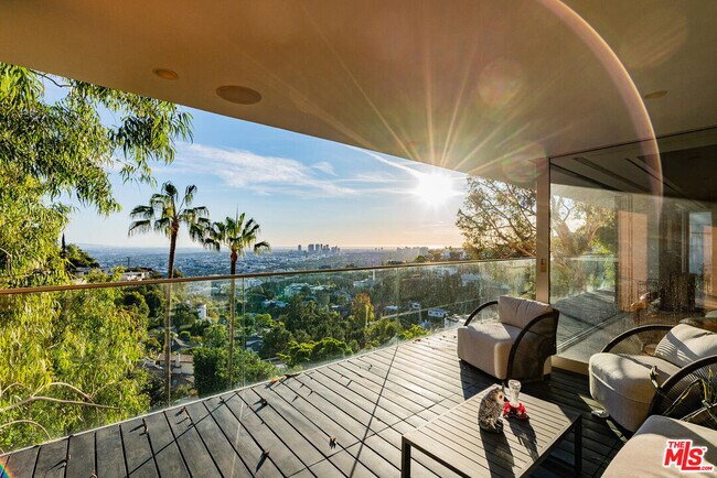 Foto del edificio - 8796 Hollywood Blvd