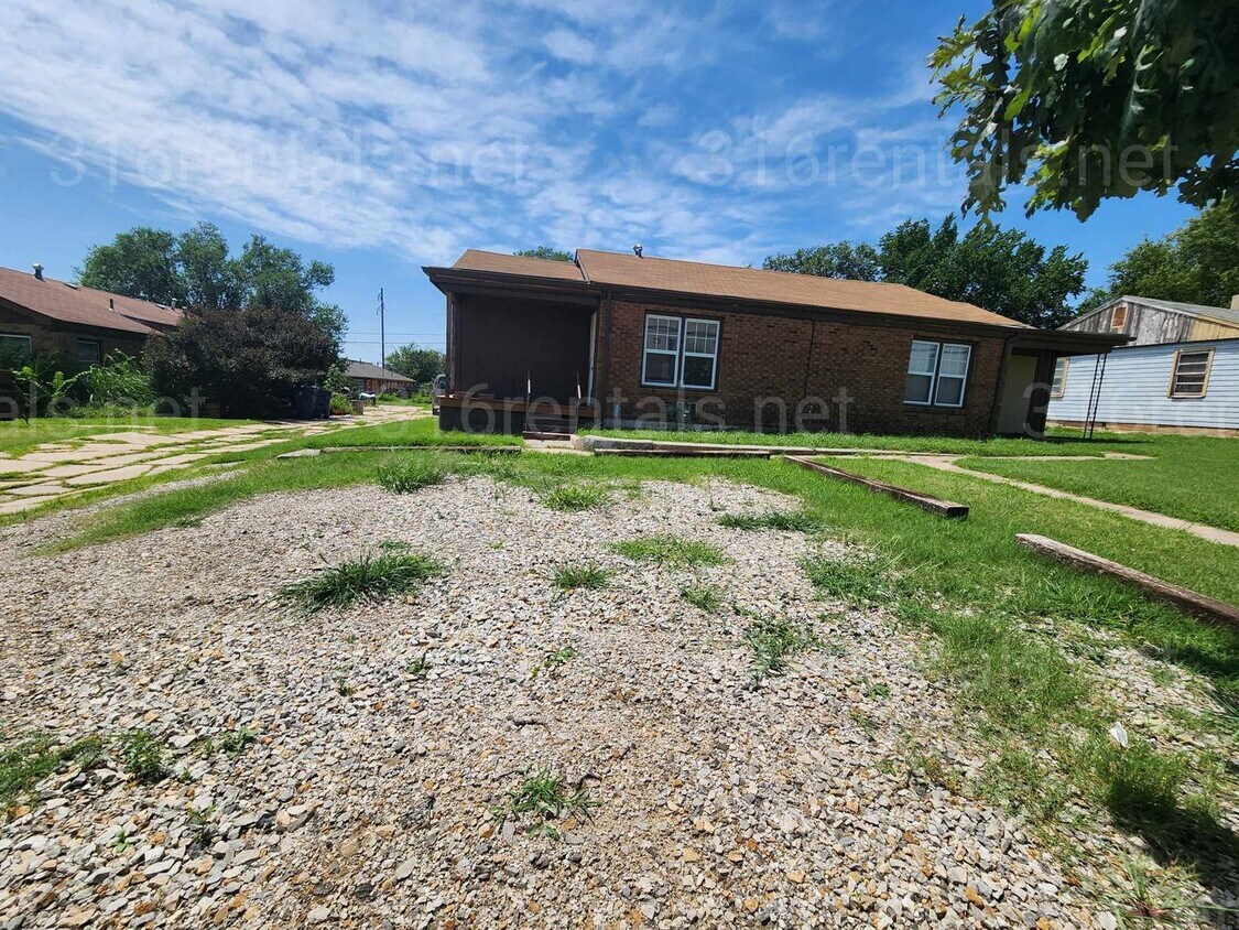 Primary Photo - $1250 - 3 bedroom / 1 bathroom - Single Fa...