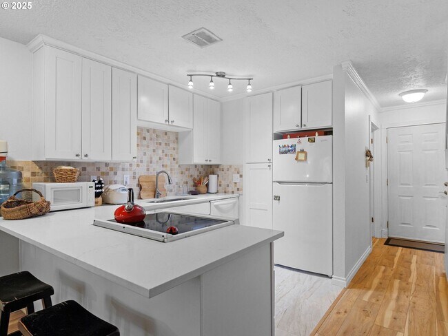 Foto del edificio - Bright & Inviting 2-Bed, 1.5-Bath with Modern Touches and Private Upstairs Retreat