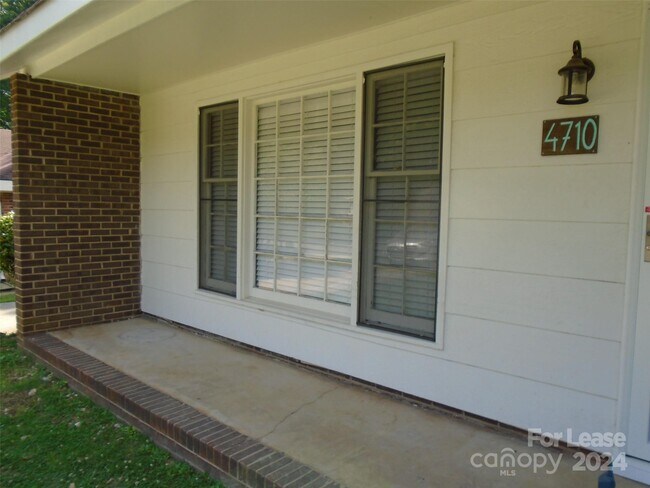 Foto del edificio - 4710 Old Woods Rd