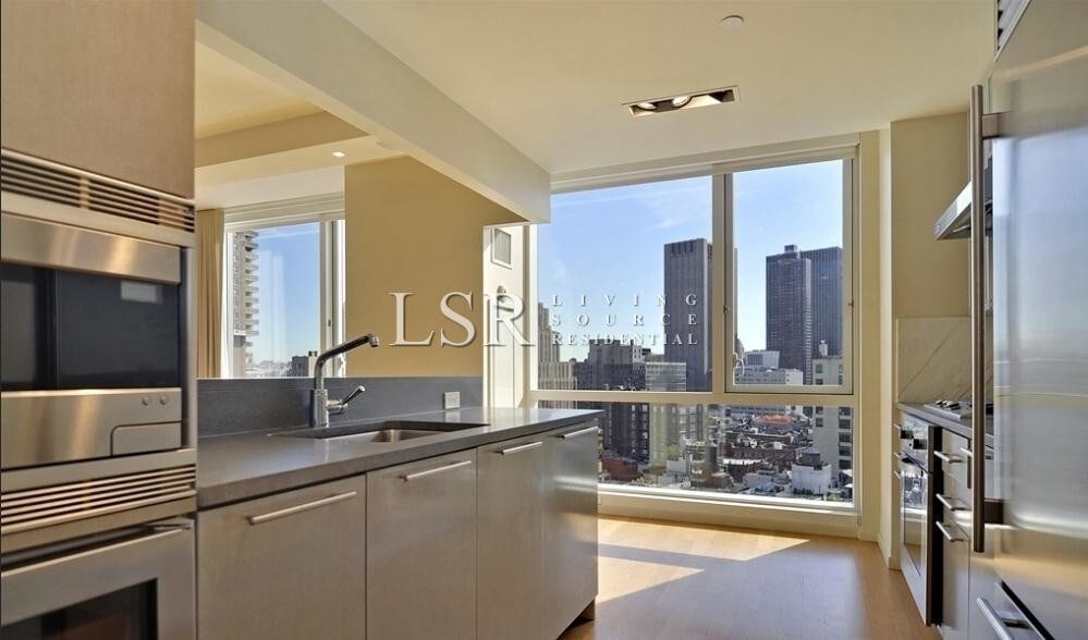 Primary Photo - 200 Chambers St
