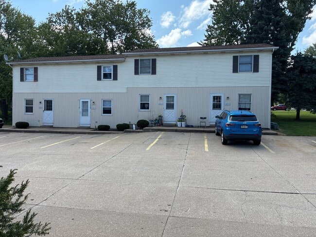 Building Photo - 2909-2915 Hemlock Dr