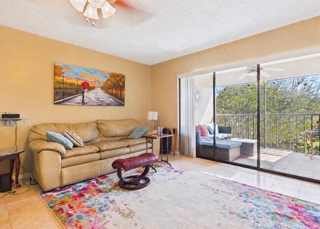Building Photo - 2450 Pelican Ct
