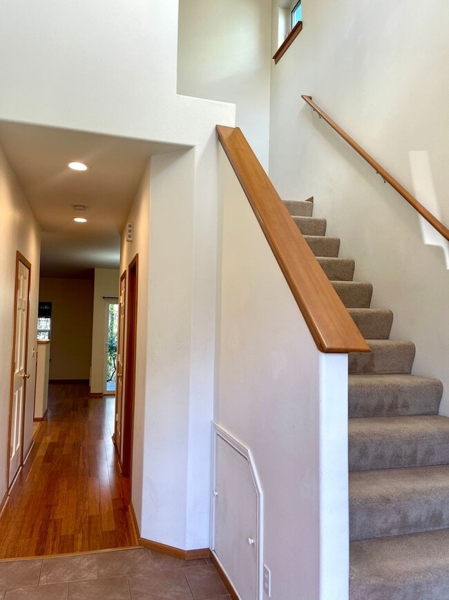 Building Photo - In town Kingston 3 bedroom 2.5 bath...available now