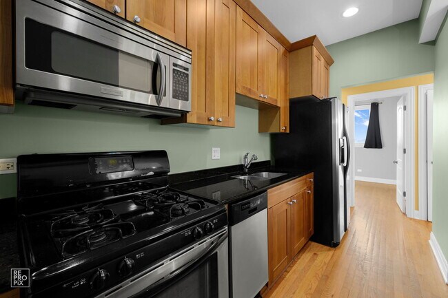 Foto del edificio - 2656 N Hamlin Ave
