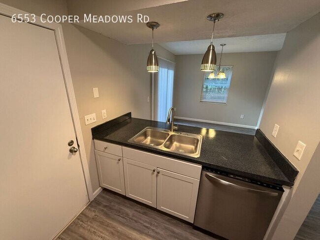 Foto del edificio - 6553 Cooper Meadows Rd