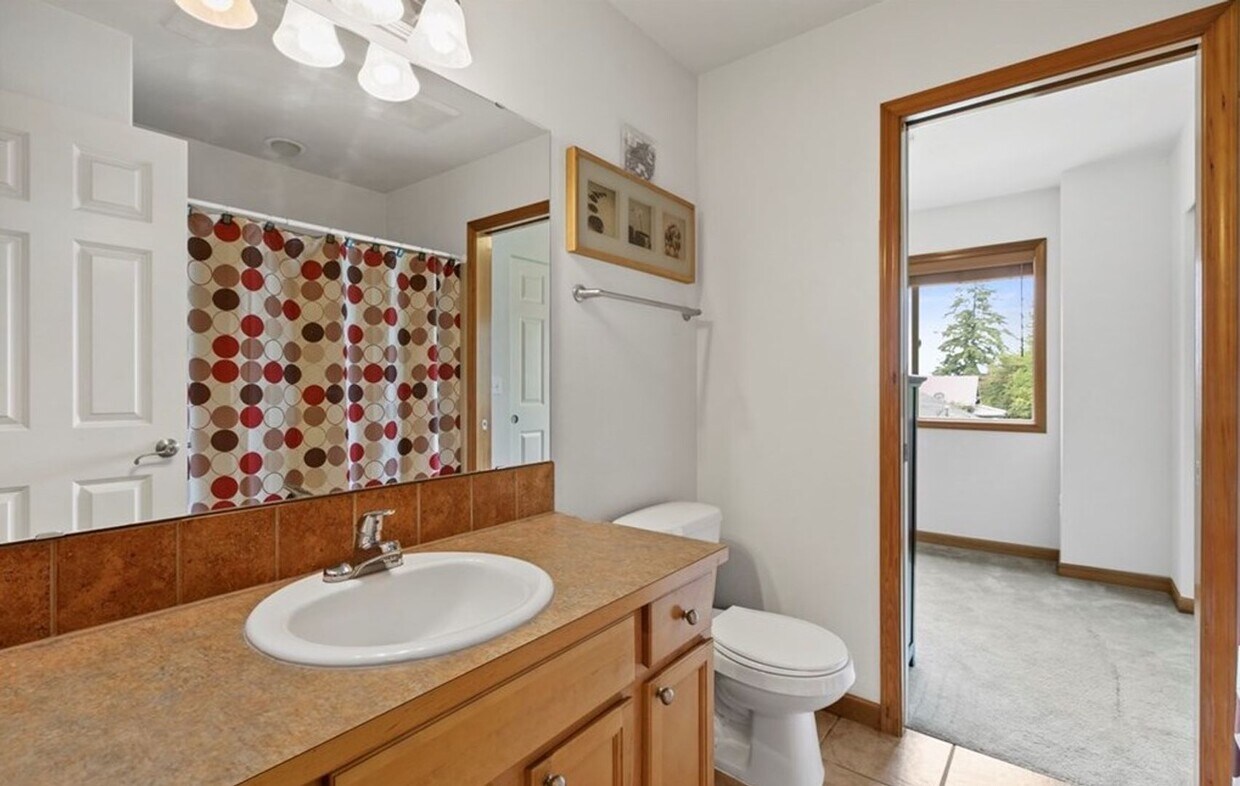 Foto principal - 4 Bed 3Bath Beautiful Single-family House ...
