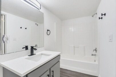 Foto del edificio - 2323 McCoy Rd