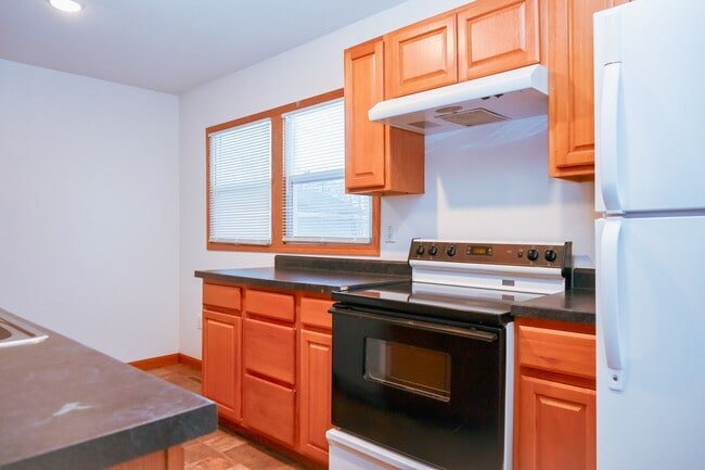 Building Photo - Huge 5 Bed 2 Bath Home for Rent! Great Loc...