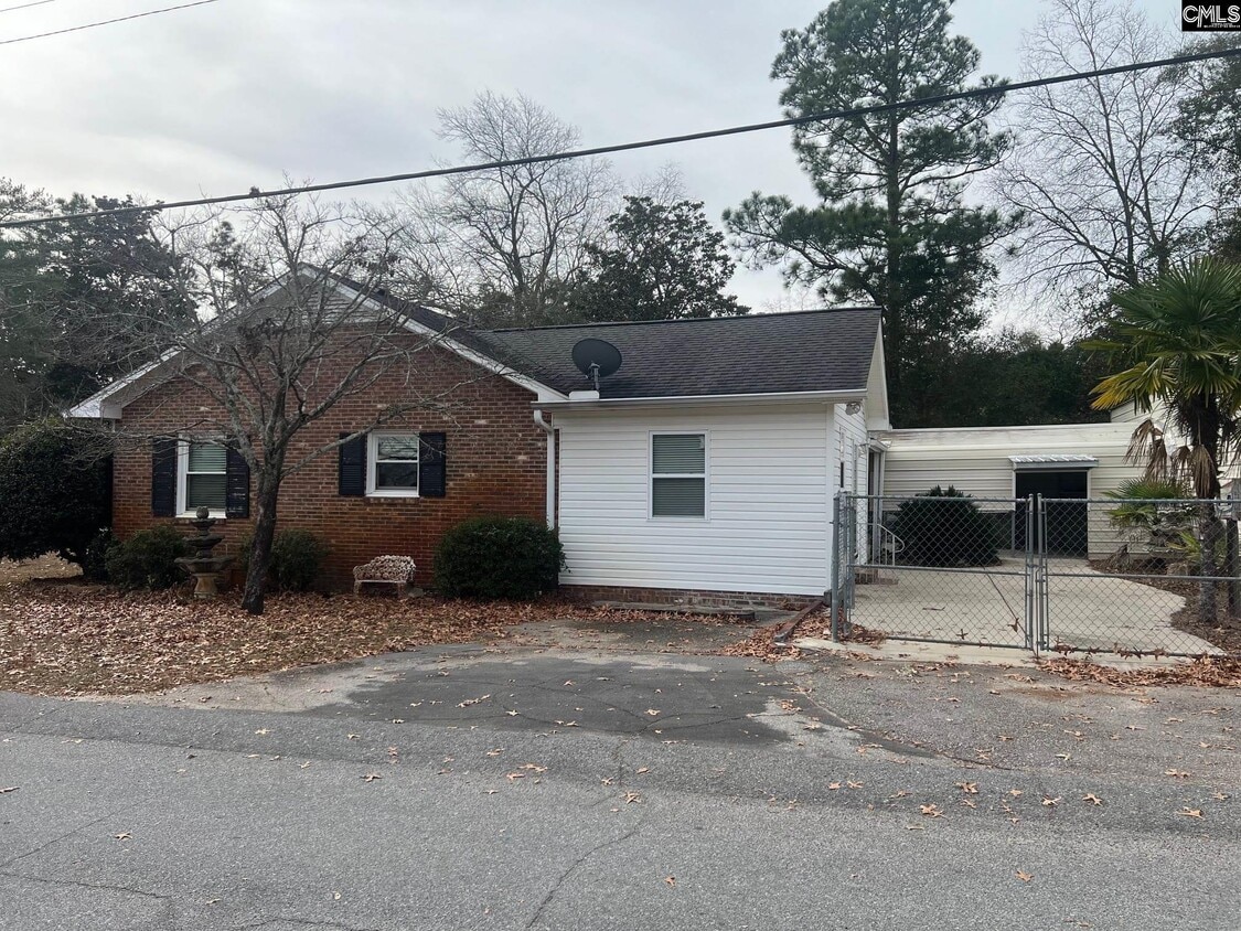 Building Photo - 1000 C Ave