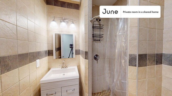 Building Photo - Private bedroom in 4 bed/2 bath Home