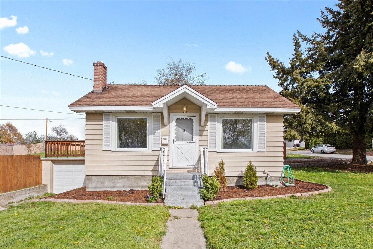 Primary Photo - Lovely South Hill Home! Nicely Updated!