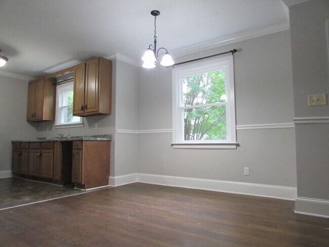 Building Photo - Cute Renovated 3 Bed/1 Bath Home - Large Y...