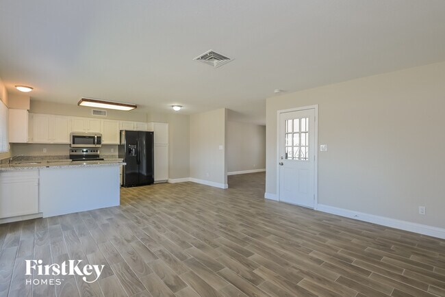 Building Photo - 1230 S Briar