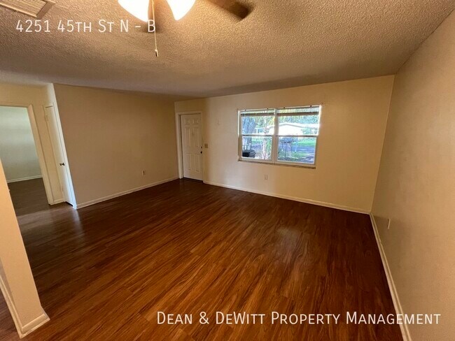 Foto del edificio - 4251 45th St N
