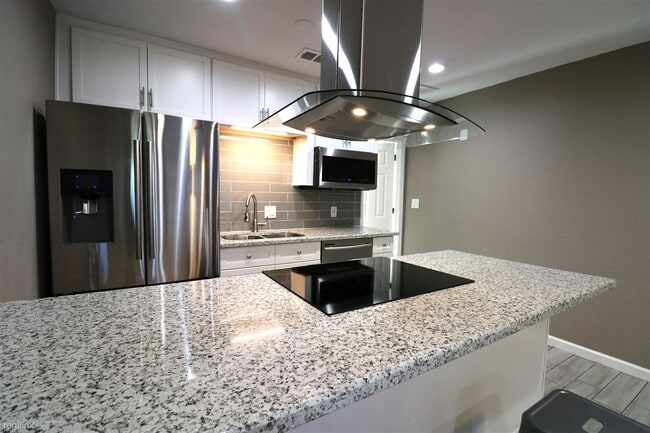 Building Photo - 1 br, 1 bath 4plex - 101 North Oak Street #A