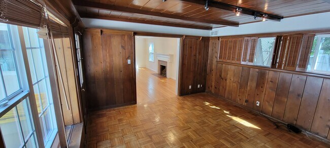 Foto del edificio - 661 Warner Ave