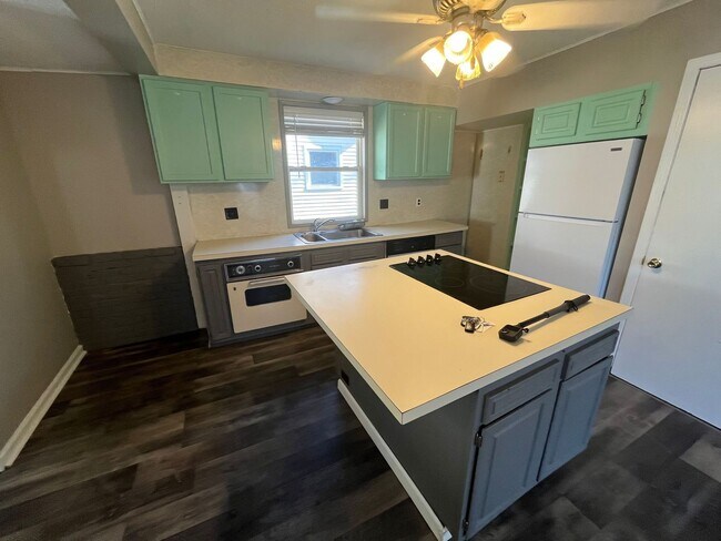 Building Photo - 3 Bedroom Home