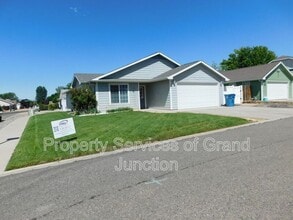 Building Photo - 2986 1/2 Redbud Ct