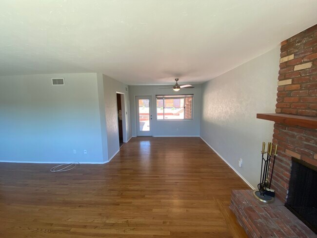 Building Photo - 1435 Roxanne Dr