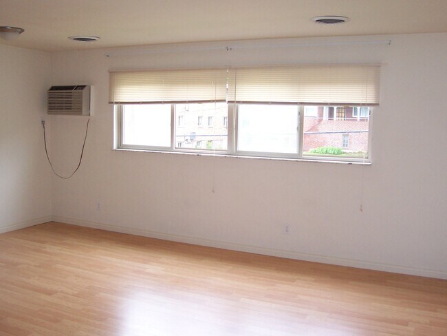 545-563 Lowell Avenue 1Br - Sala de estar - Lowell 558