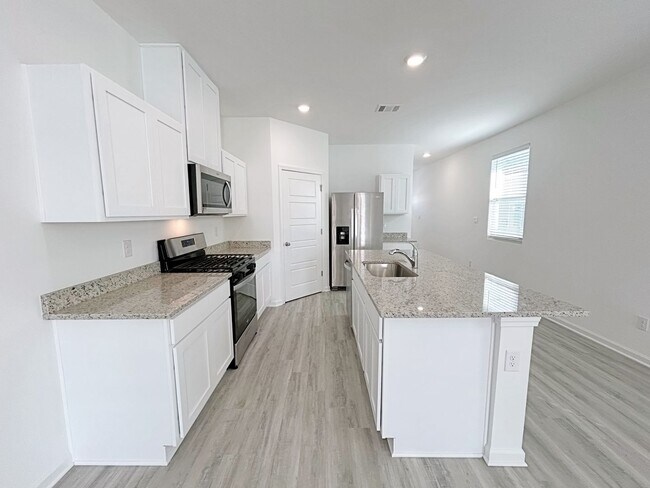 Building Photo - 4 Bedroom House in Pelican Lakes- Students...