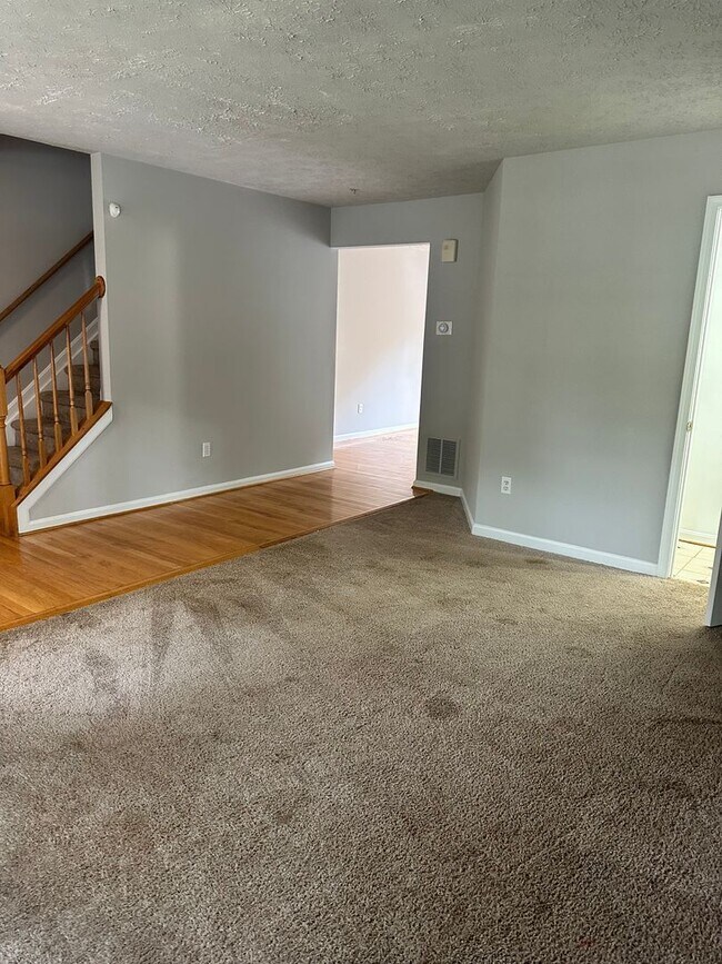 Foto del edificio - Spacious Townhome for Rent! Finished Basement! W/D! Available Now!