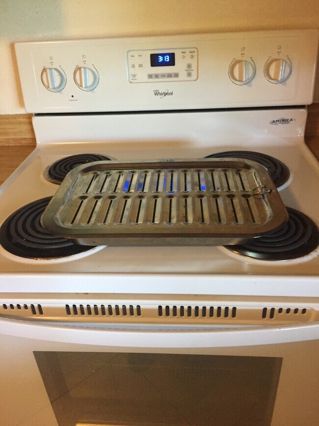 Electric stove - 1565 Parkway Dr