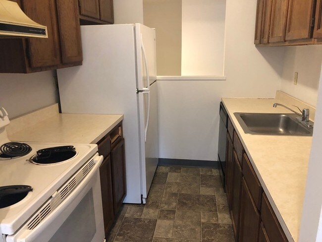 Building Photo - 2nd floor 2 bedroom, 1 bath apartment